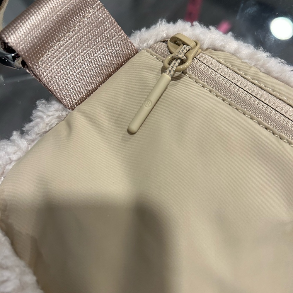 NWOT Lululemon Sherpa Fleece Beltbag Cream/White Fannypack - Picture 7 of 13